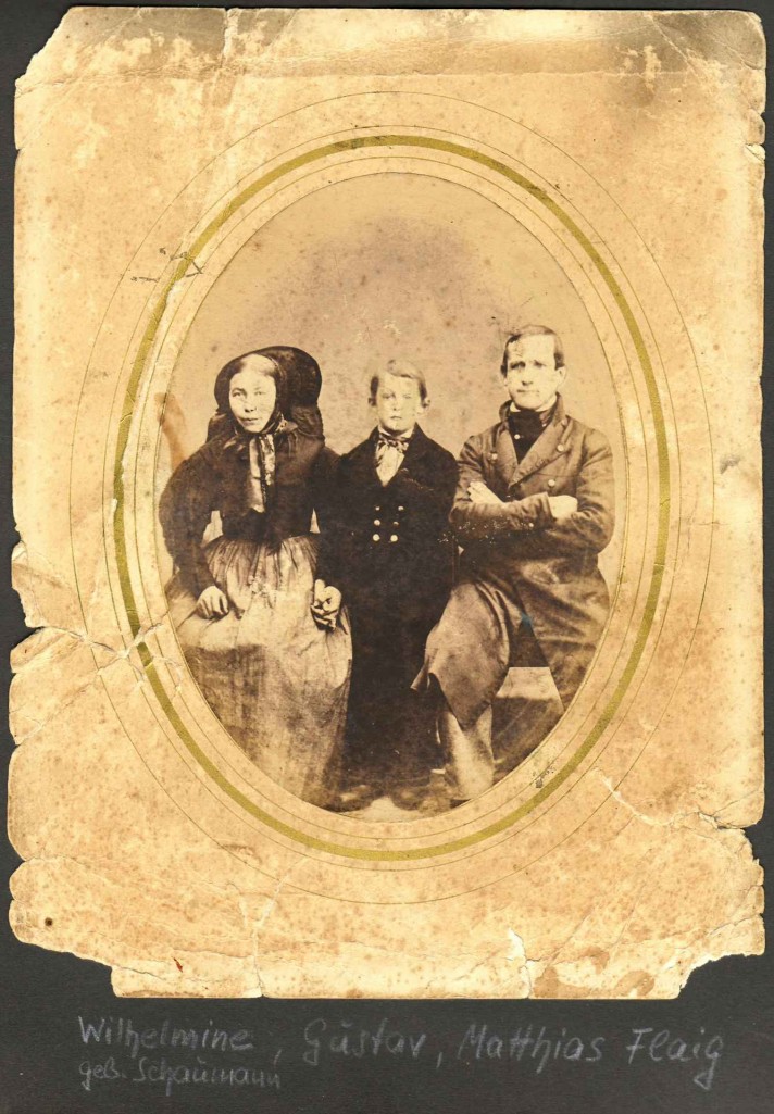Matthias (*1827; †1900) und Wilhelmine Flaig (*1831; †1903), geb. Schaumann mit Sohn Gustav (*1853; †1918). [Seite 5]