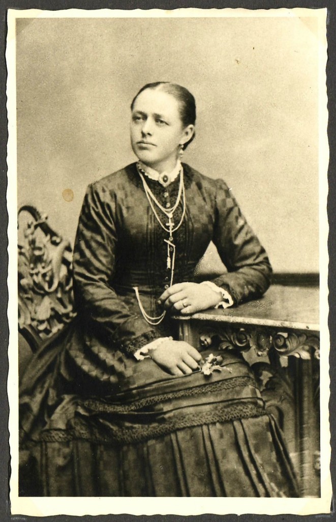 Theresia Wiedemann (*1864; †1899), geb. Schießel; Erste Frau von Georg Wiedemann, Mutter von Afra. [Seite 18]