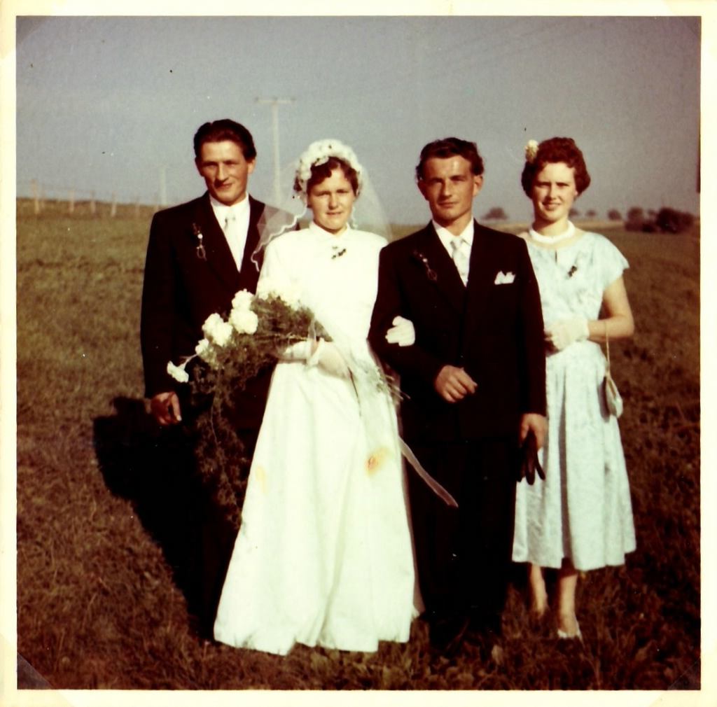 Von links: Alois Flaig, Braut Rosa mit Hermann Flaig und Johanna Maier (Schwester von Rosa). [Seite 31]