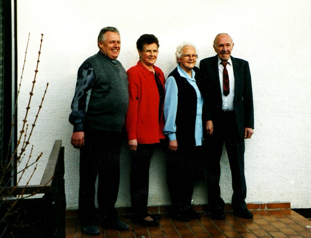 Brunnenmacher's Geschwister, von links: Norbert (*1941), Johanna (*1937), Rosa (*1931) und Karl (*1928). [Seite 33]